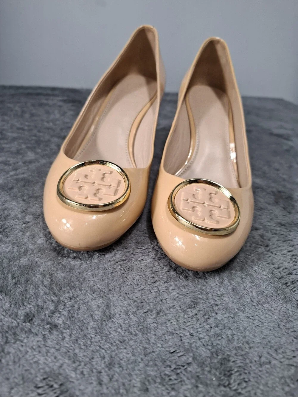 Tory Burch Blush Patent Leather Pumps with Gold Logo Medallion Sz 8.5
